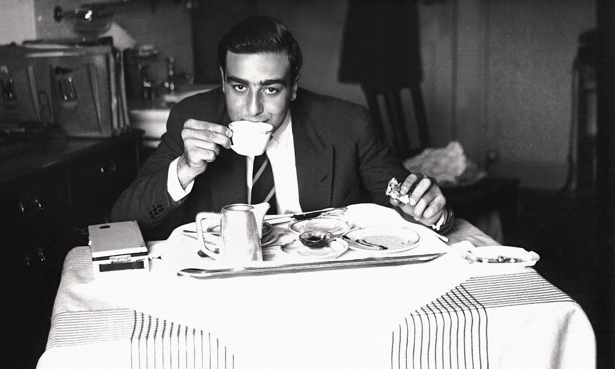 אדמונד יעקב ספרא בגיל 16, אוכל ארוחת בוקר בז'נווה, 1948 (צילום: קרן אדמונד ספרא)