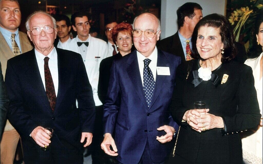 אדמונד יעקב ספרא וראש הממשלה לשעבר יצחק רבין עם רעייתו, לאה רבין, בקבלת פנים של הבנק הבינלאומי הראשון בישראל במוזיאון ישראל, 1995 (צילום: סמי פרג&#039;, באדיבות סיון פרג&#039;)