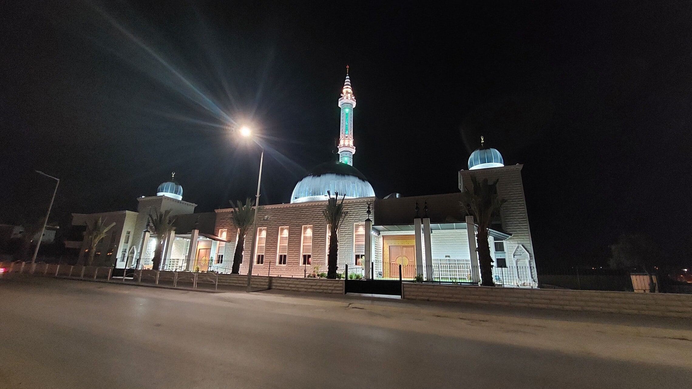 מסגד זוהר בלילה, רהט (צילום: עומר שרביט)