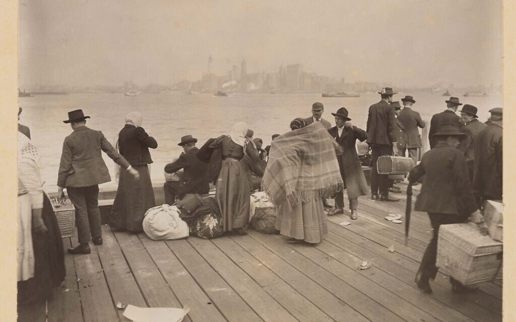 מהגרים ממתינים באליס איילנד, 30 באוקטובר 1912 (צילום: ספריית הקונגרס Via JTA)