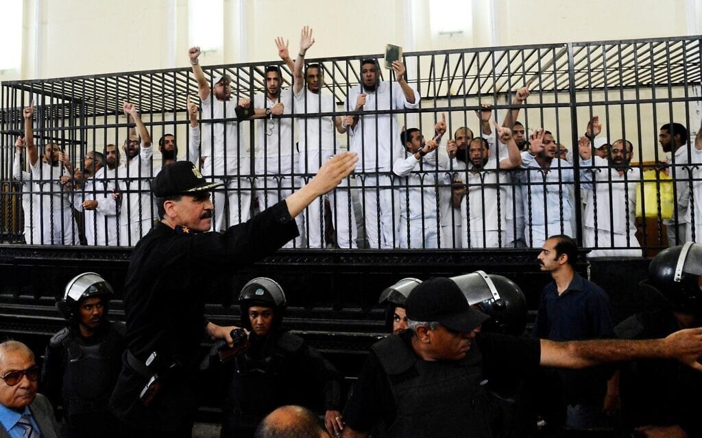 ארכיון: אסירים פוליטיים במצרים, 2014 (צילום: AP Photo/Heba Khamis)
