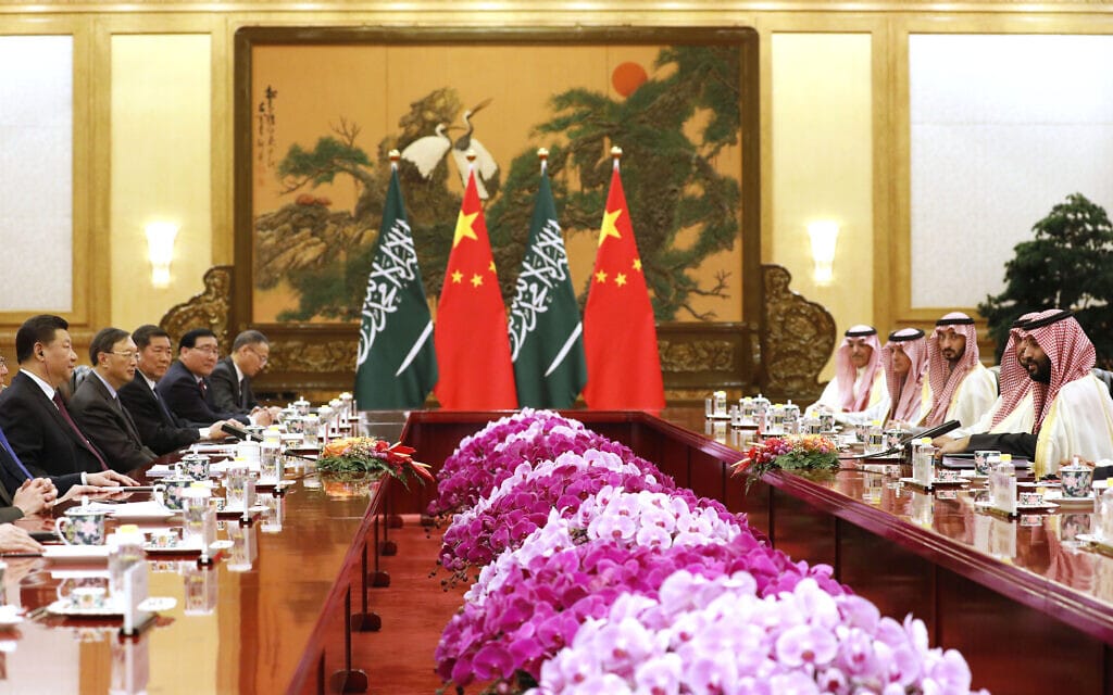 יורש העצר הסעודי מוחמד בן סלמאן בפגישת פסגה עם נשיא סין שי גי&#039;נפינג בבייג&#039;ין, 22 בפברואר 2019 (צילום: How Hwee Young/Pool Photo via AP)