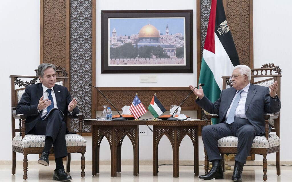 יו"ר הרשות הפלסטינית מחמוד עבאס (אבו מאזן) בפגישה עם שר החוץ האמריקאי אנתוני בלינקן ברמאללה, 25 במאי 2021 (צילום: AP Photo/Alex Brandon)