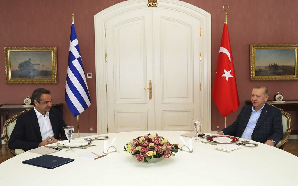 נשיא טורקיה רג'פ טאיפ ארדואן וראש ממשלת יוון קיריאקוס מיצוטאקיס במפגש נדיר באיסטנבול, 13 במרץ 2022 (צילום: Turkish Presidency via AP)