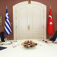 נשיא טורקיה רג'פ טאיפ ארדואן וראש ממשלת יוון קיריאקוס מיצוטאקיס במפגש נדיר באיסטנבול, 13 במרץ 2022 (צילום: Turkish Presidency via AP)