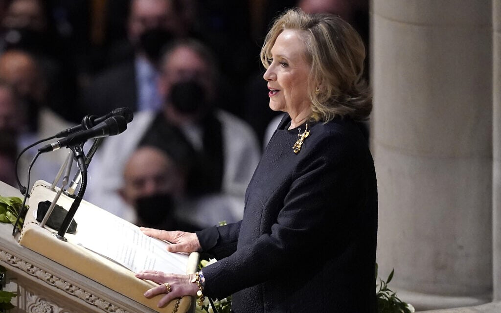 הילרי קלינטון נואמת בהלוויה של מדליין אולברייט, וושינגטון, 27 באפריל 2022 (צילום: AP Photo/Evan Vucci)