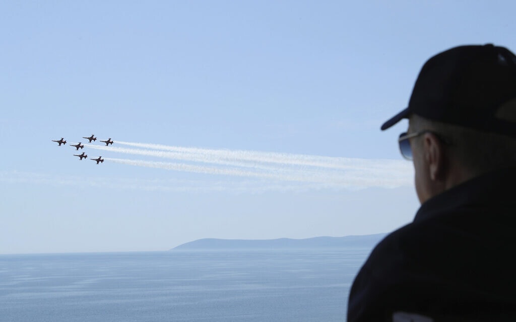 נשיא טורקיה רג&#039;פ טאיפ ארדואן צופה בתרגיל צבאי של חיל האוויר הטורקי ליד חופי איזמיר, 9 ביוני 2022 (צילום: Turkish Presidency via AP)