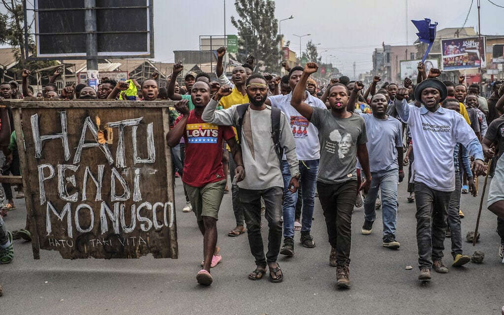 הפגנה נגד כוחות שמירת השלום בגומה שבקונגו. המפגינים מחו על היעדר הביטחון ואוזלת יד של כוחות האו"ם. 26 ביולי 2022 (צילום: AP Photo/Moses Sawasawa)