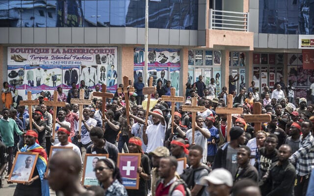תהלוכת אבל על מותם של 36 תושבים בהפגנות נגד כוחות האו&quot;ם בגומה, קונגו. 5 באוגוסט 2022 (צילום: AP Photo/Moses Sawasawa)
