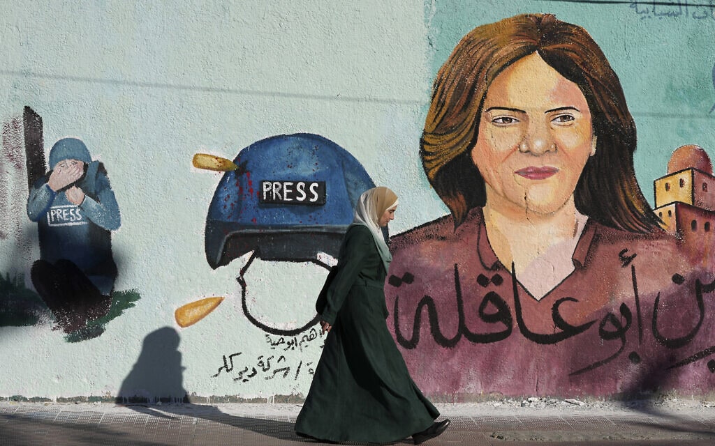 ציור קיר המציין את מותה של שירין אבו אעקלה במאי 2022 מוצג בג'נין (צילום: AP Photo/Adel Hana)