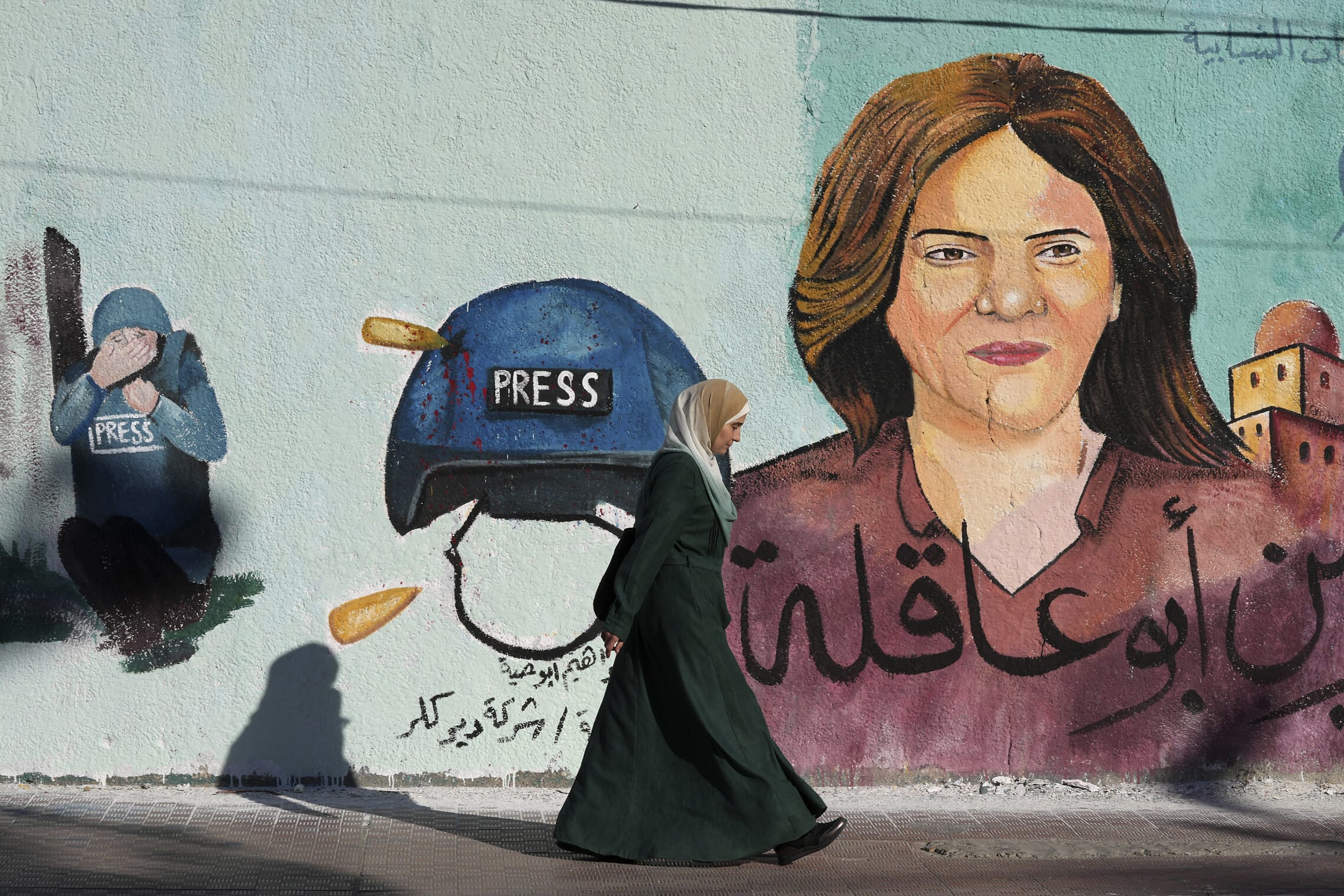 ציור קיר המציין את מותה של שירין אבו אעקלה במאי 2022 מוצג בג&#8217;נין (צילום: AP Photo/Adel Hana)
