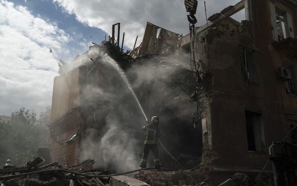 כבאים מכבים שרפה שפרצה בעקבות תקיפה רוסית בסלוביאנסק שבאוקראינה, 7 בספטמבר 2022 (צילום: AP Photo/Leo Correa, File)