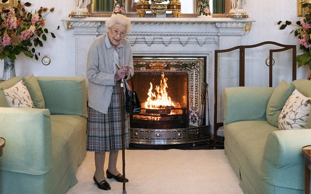 מלכת בריטניה אליזבת השנייה בארמונה שבסקוטלנד, 6 בספטמבר 2022 (צילום: Jane Barlow/Pool Photo via AP, File)