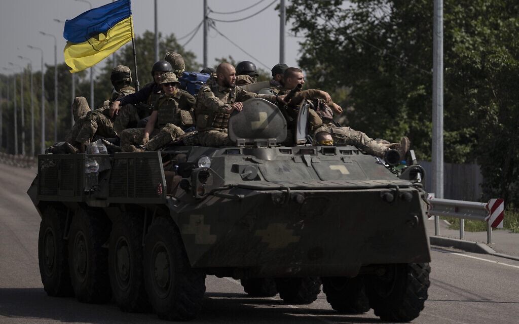 לוחמים אוקראינים בדרך למחוז דונצק במזרח אוקראינה, 28 באוגוסט 2022. (צילום: AP Photo/Leo Correa, File)