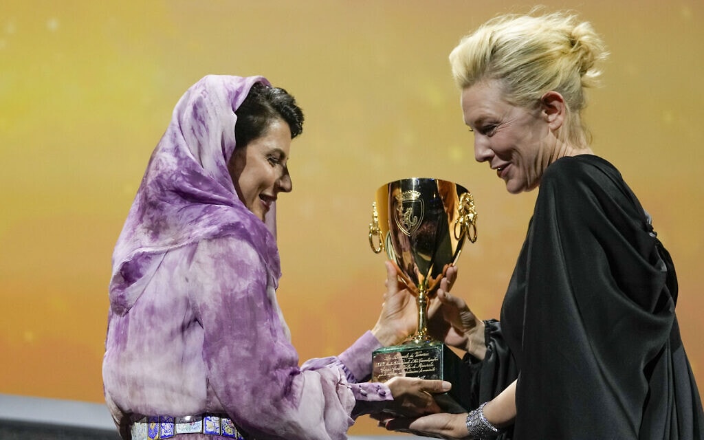 קייט בלאנשט מקבלת את הפרס עבור השחקנית הטובה ביותר בפסטיבל הסרטים של ונציה, 10 בספטמבר 2022