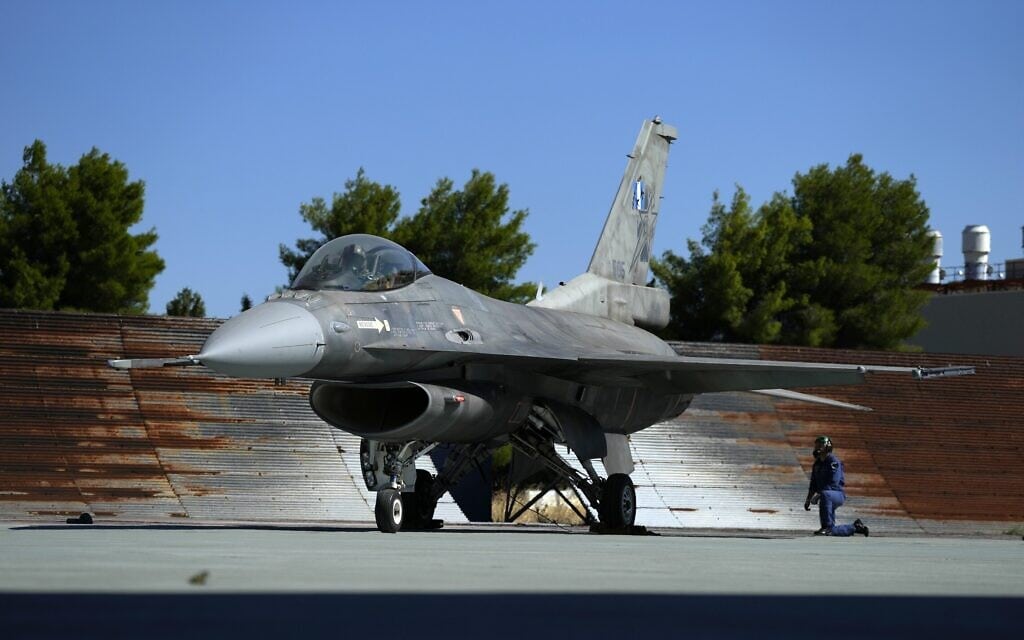 מטוס F-16 של חיל האוויר היווני בבסיס טנגרה, צפונית לאתונה, 12 בספטמבר 2022 (צילום: AP Photo/Thanassis Stavrakis)