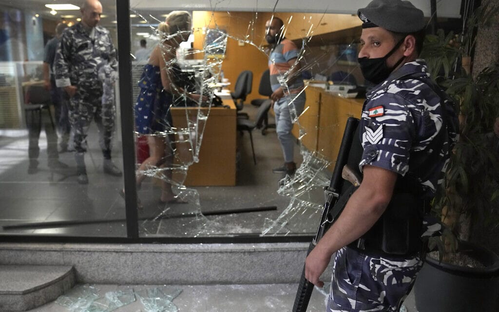 סניף בנק בביירות שנשדד ב-14 בספטמבר 2022 בלבנון (צילום: AP Photo/Hussein Malla)