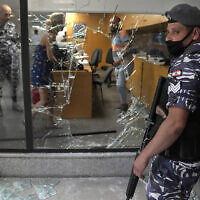 סניף בנק בביירות שנשדד ב-14 בספטמבר 2022 בלבנון (צילום: AP Photo/Hussein Malla)