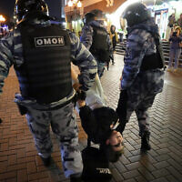 המשטרה הרוסית עוצרת מפגינים נגד הגיוס במוסקבה, ספטמבר 2022 (צילום: AP Photo/Alexander Zemlianichenko)