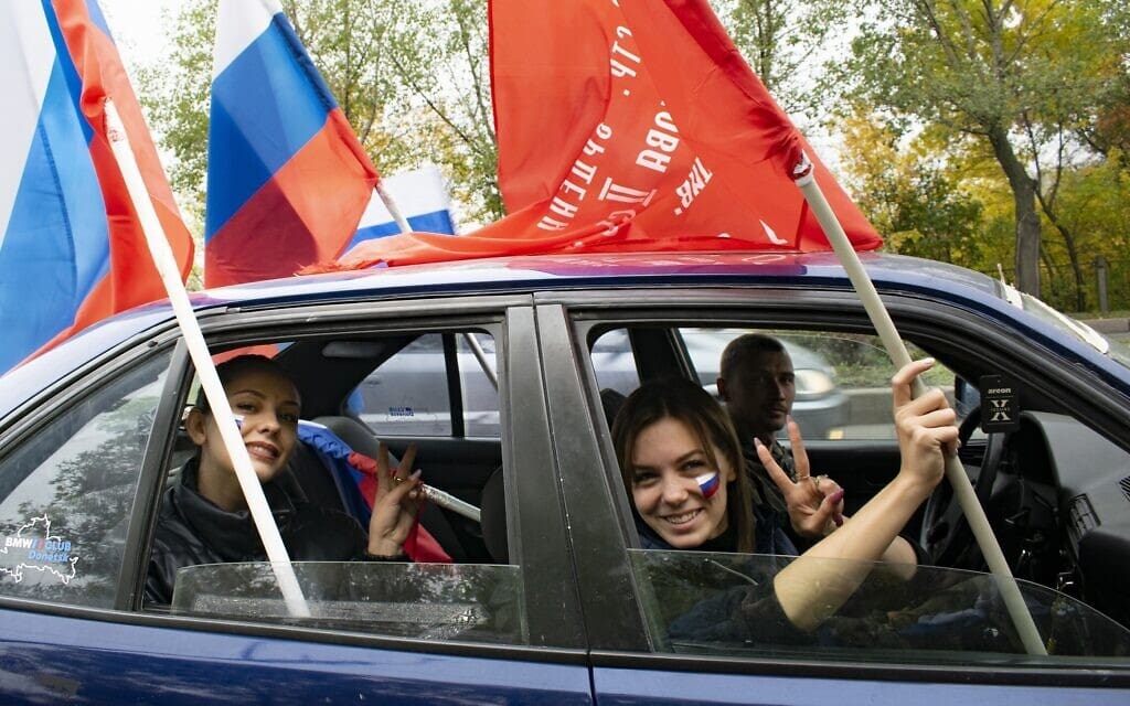 אזרחים רוסים חוגגים את סיפוח השטחים באוקראינה, 30 בספטמבר 2022 (צילום: AP Photo)