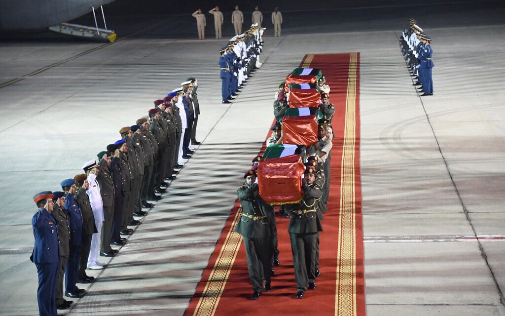 ארונותיהם של החיילים האמירתים שנהרגו בתימן מתקבלים במשמר מלכותי בשדה התעופה באבו דאבי, 7 באוקטובר 2015 (צילום: WAM via AP)