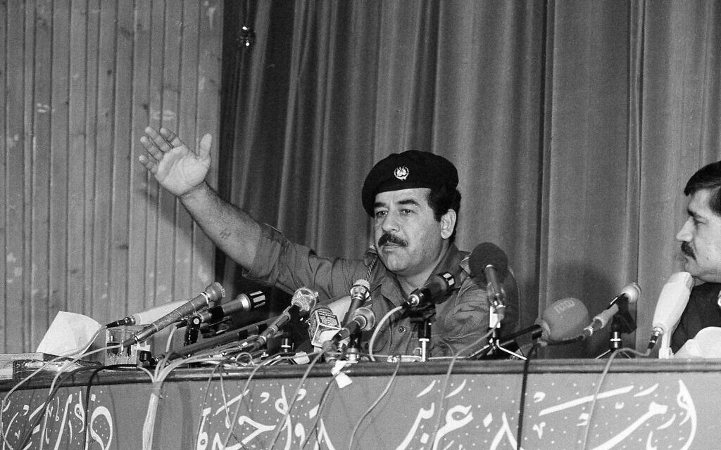 סדאם חוסיין נואם בבגדד ומבטיח להמשיך בפלישה לאיראן, 11 בנובמבר 1980 (צילום: AP Photo/Zuheir Saade)