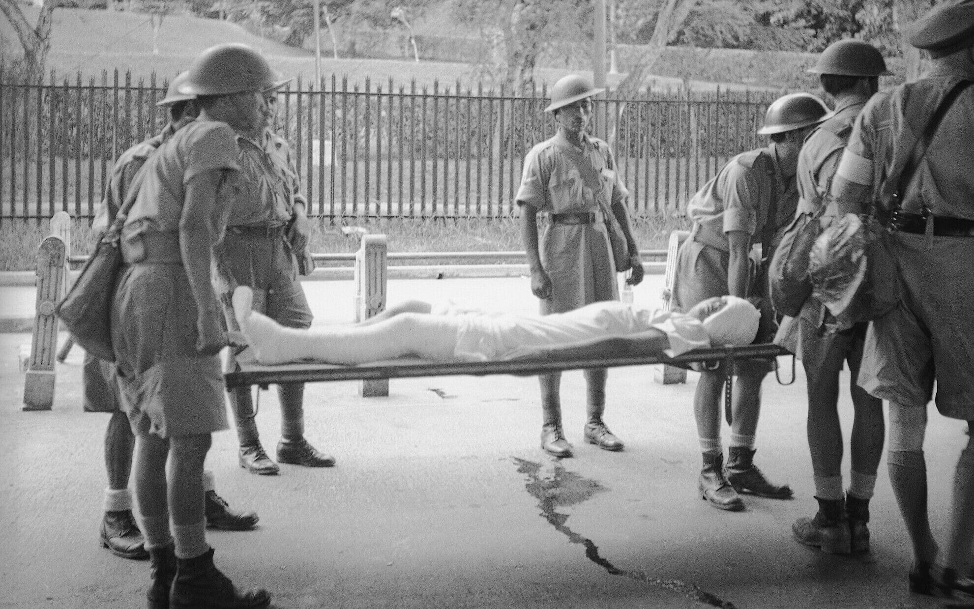 חייל בריטי שנפגע בלחימה במלזיה מובא לסינגפור, 9 בפברואר 1942 (צילום: AP Photo/Frank Noel)
