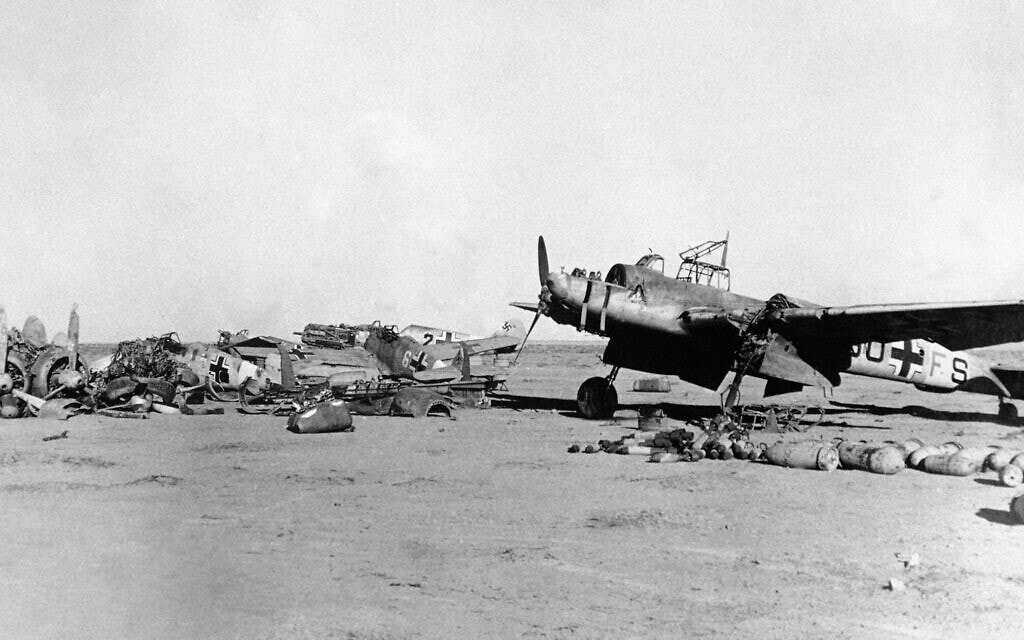 מטוס של מדינות הציר בלוב, 14 בפברואר 1942 (צילום: AP Photo)