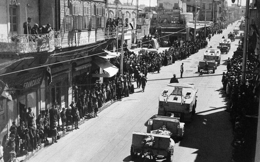 ההמונים צופים בכוחות ניו זילנד צועדים ברחובות אלפו, סוריה, 3 ביוני 1942 (צילום: AP Photo)