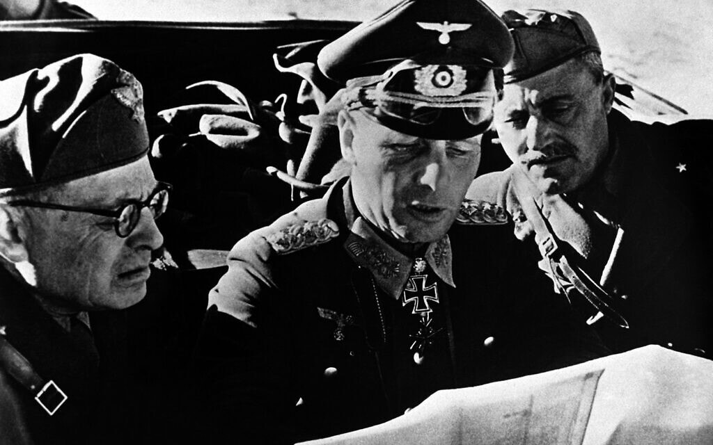 פילדמרשל ארווין רומל, מפקד כוחות מדינות הציר מתייעץ במהלך המתקפה על טוברוק, 8 ביולי 1942 (צילום: AP Photo)