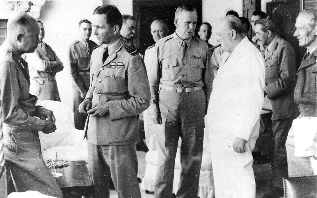 ראש הממשלה הבריטי וינסטון צ'רצ'יל (בחליפה לבנה) נפגש עם המפקדים הלוחמים של בריטניה וארה"ב בכינוס בצפון אפריקה, 15 ביוני, 1943. משמאל: הגנרל דווייט ד. אייזנהאואר, מפקד חיל האוויר הבריטי, סר ארתור תדר, הגנרל ג'ורג' ס. מרשל, ראש הממשלה והגנרל סר ברנרד ל. מונטגומרי, מפקד הארמייה השמינית (צילום: AP Photo)
