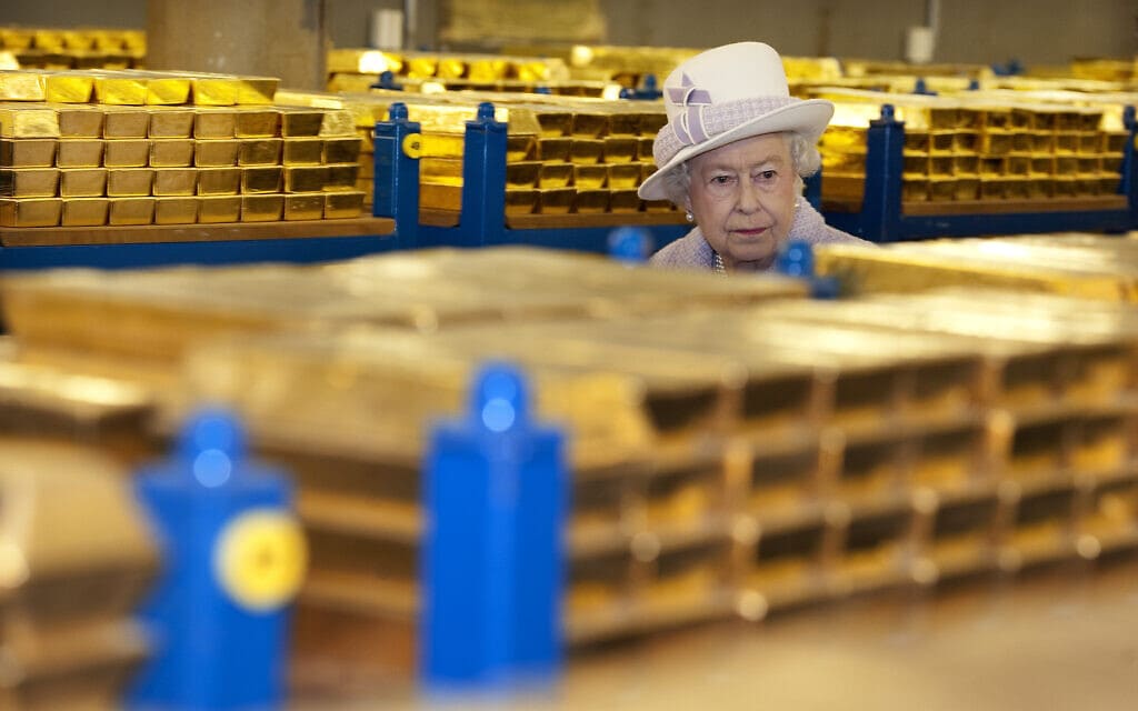 מלכת אנגליה אליזבת השנייה בעת ביקור בכספת הזהב של הבנק של אנגליה, 13 בדצמבר 2012 (צילום: AP Photo/ Eddie Mulholland)