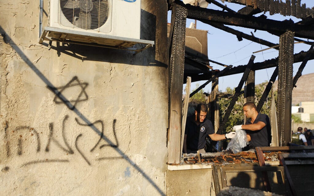 בית משפחת דוואבשה בכפר דומא שעות אחרי שהוצת על ידי מחבלים יהודים, 31 ביולי 2015 (צילום: AP Photo/Majdi Mohammed)