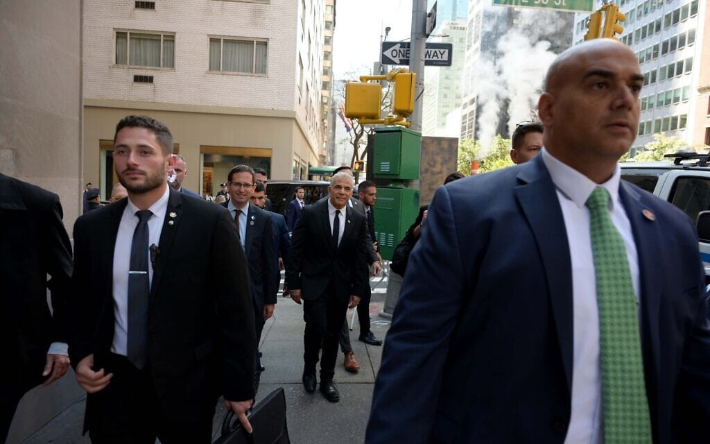 ראש הממשלה יאיר לפיד צועד ברחובות ניו יורק בדרכו לפגישות מדיניות, 21 בספטמבר 2022 (צילום: אבי אוחיון/לע&quot;מ)