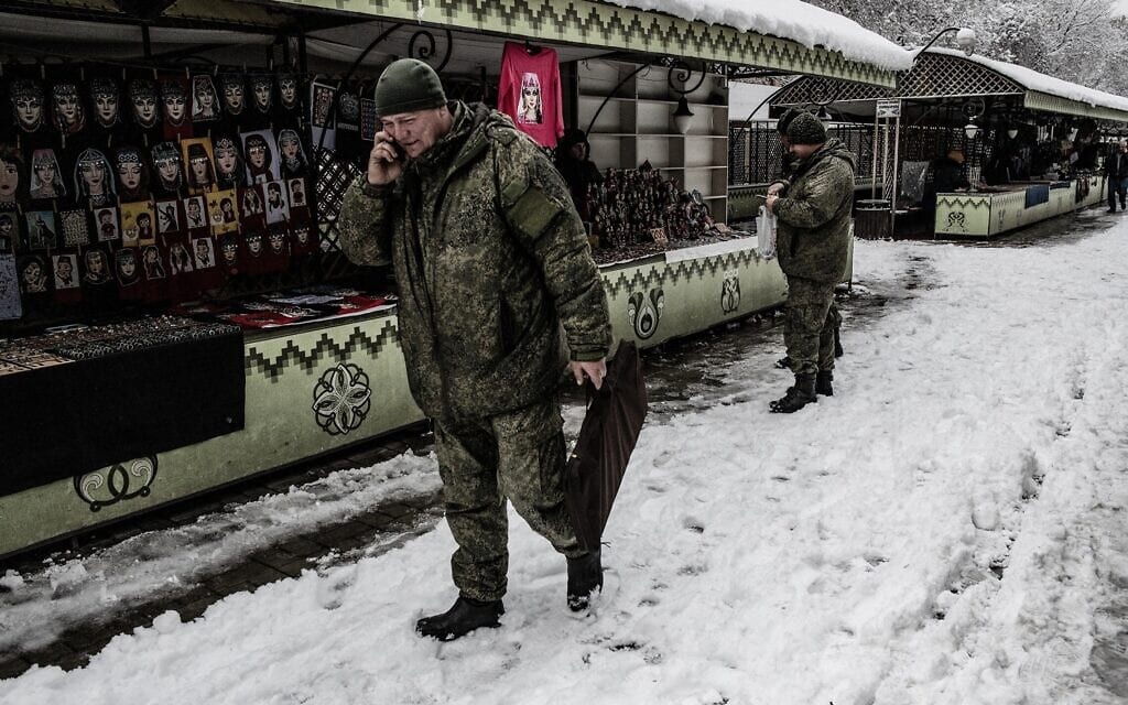 חיילים רוסים קונים מזכרות בירוואן, ינואר 2021 (צילום: גילעד שדה)