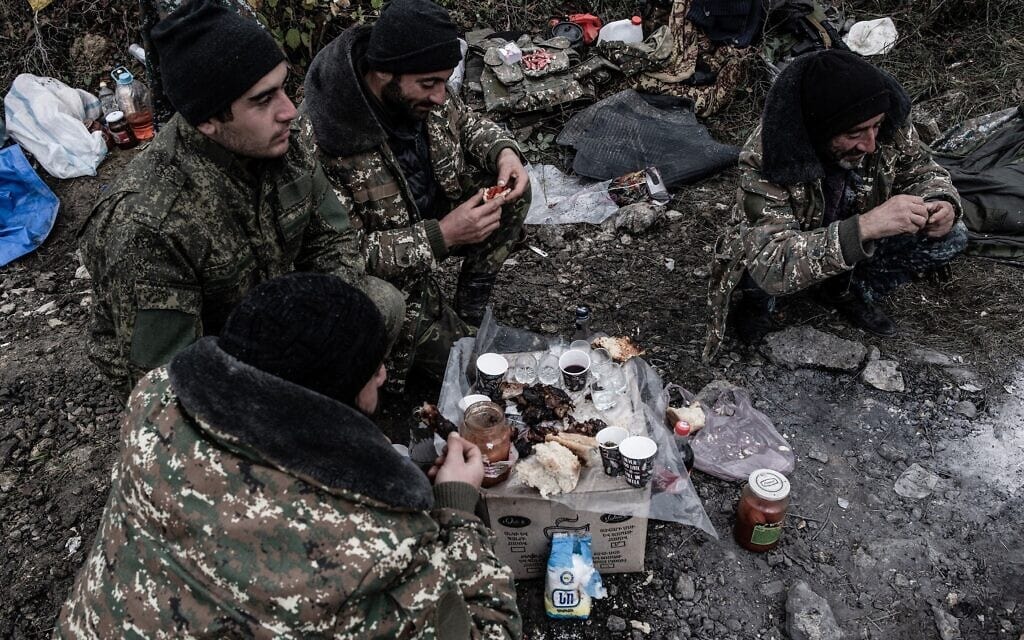 חיילים ארמנים אוכלים בעמדה צבאית מאולתרת, נובמבר 2020 (צילום: גילעד שדה)