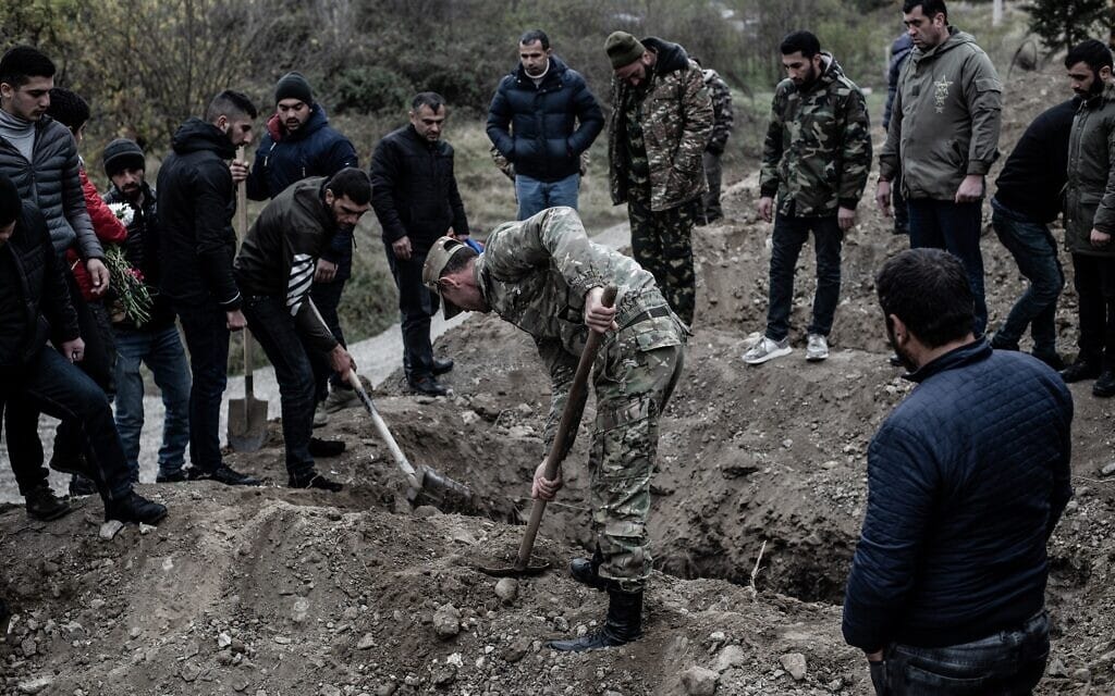 קוברים את המתים: הלווית חייל בבית הקברות הצבאי בנגורנו קרבאך (צילום: גילעד שדה)