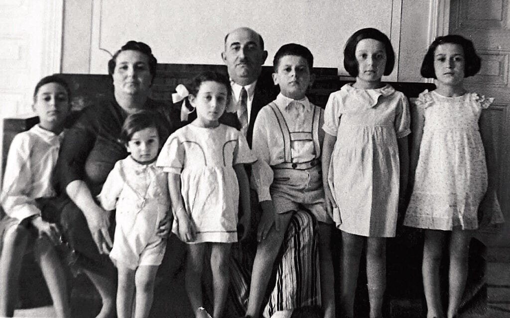 יעקב ואסתר עם שישה משמונת ילדיהם (אדמונד: הראשון משמאל). ביירות, סוף שנות ה־30 (צילום: קרן אדמונד ספרא)