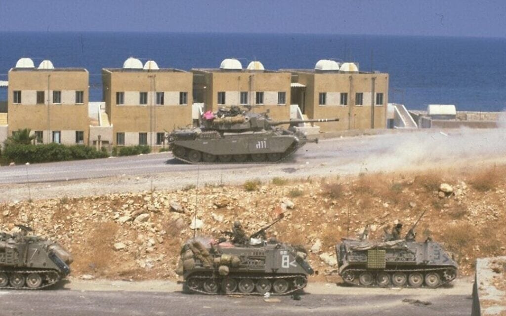 מבצע שלום הגליל – מלחמת לבנון הראשונה: כוחות משוריינים של צה"ל מפטרלים ברחוב ליד צידון, בלבנון, 11 ביוני 1982, צילום מסך