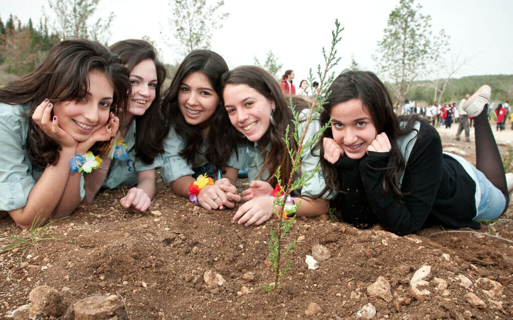 נערות יהודיות נוטעות עצים במהלך אירוע ט&quot;ו בשבט שארגנה הקרן הקיימת לישראל ביער בן שמן, 6 בפברואר 2012 (צילום: עומר מירון/ פלאש 90)
