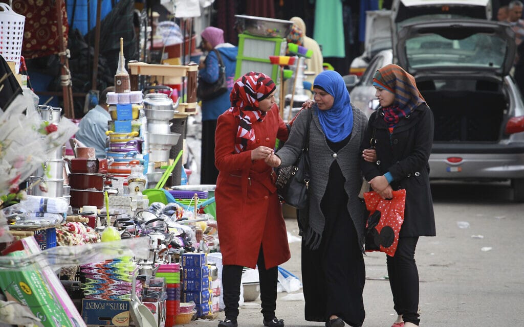 ארכיון, נשים בדואיות בשוק ברהט, 16 בפברואר 2014. למצולמות אין קשר לכתבה (צילום: Hadas parush/Flash 90)