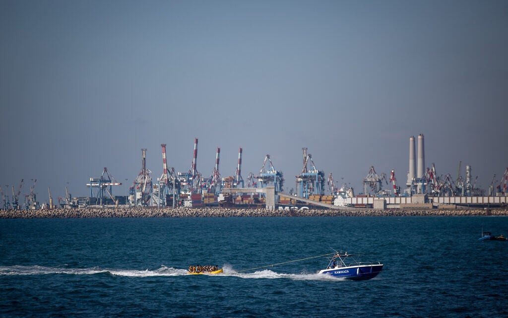 נמל אשדוד ותחנת הכוח אשכול, מבט מהים. 1 באוגוסט 2018 (צילום: Aharon Krohn/Flash90)