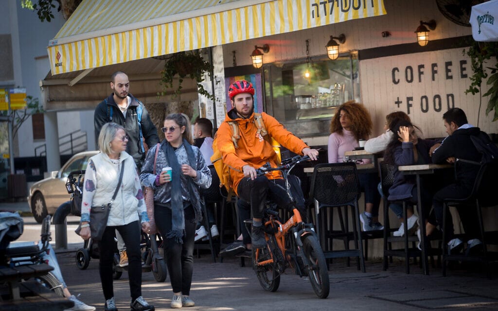 רוכבי אופניים על המדרכה עם הולכי רגל בתל אביב. אילוסטציה. למצולמים אין קשר לנאמר בכתבה (צילום: מרים אלסטר/פלאש90)