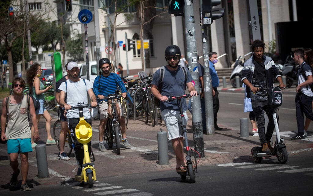 רוכבי אופניים וקורקינטים במרכז תל אביב (צילום: מרים אלסטר/פלאש90)