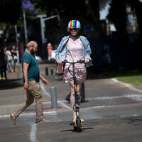 אילוסטרציה: קורקינטים והולכי רגל במרכז תל אביב (צילום: מרים אלסטר/פלאש90)