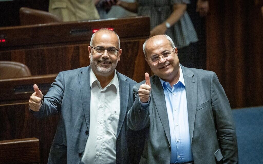 חברי הכנסת אחמד טיבי ואוסמה סעדי במליאת הכנסת אחרי ההצבעה על חוק שכר המינימום, 8 ביוני 2022 (צילום: יונתן זינדל/פלאש90)