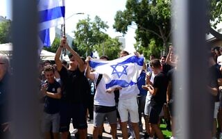 הפגנת תמיכה בח"כ איתמר בן גביר בביה"ס בליך ברמת גן, 5.9.2022 (צילום: תומר נויברג, פלאש 90) הפגנת תמיכה בח"כ איתמר בן גביר בביה"ס בליך ברמת גן, 5.9.2022 (צילום: תומר נויברג, פלאש 90)