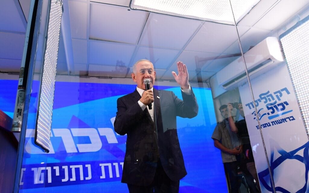 בנימין נתניהו במשאית ה&quot;ביבי בא&quot; מאחורי זכוכית משוריינת, בעת ארוע בחירות בדרום תל אביב, 7 בספטמבר 2022 (צילום: תומר נויברג/פלאש90)