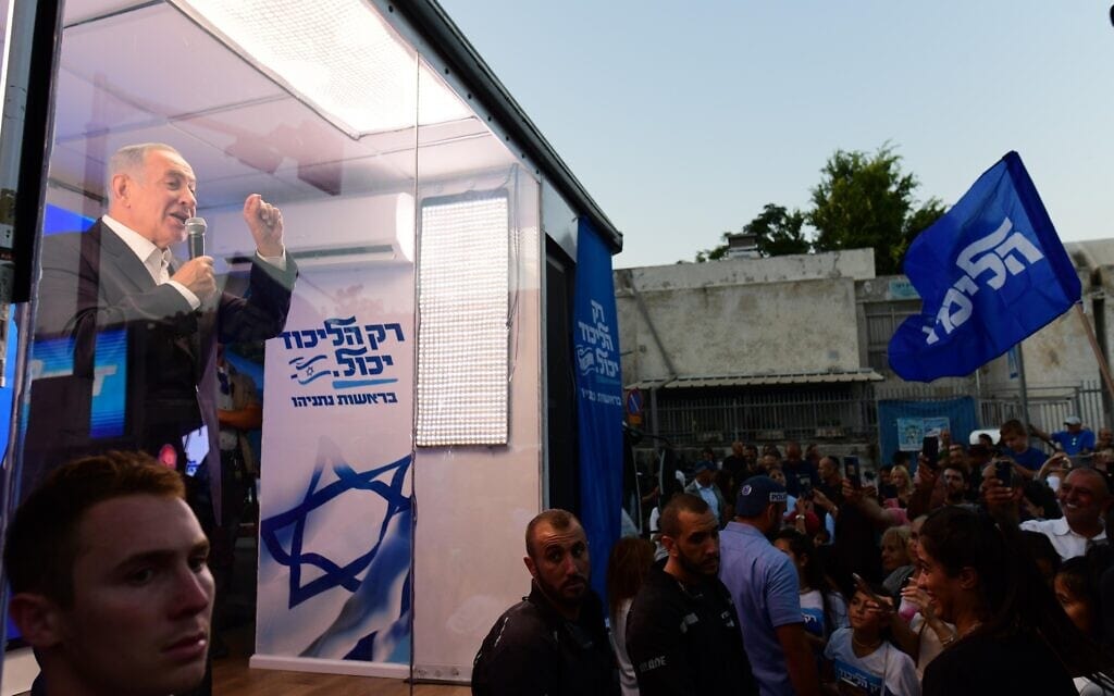בנימין נתניהו במשאית ה"ביבי בא" מאחורי זכוכית משוריינת, בעת ארוע בחירות בדרום תל אביב, 7 בספטמבר 2022 (צילום: תומר נויברג/פלאש90)