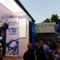 בנימין נתניהו במשאית ה"ביבי בא" מאחורי זכוכית משוריינת, בעת ארוע בחירות בדרום תל אביב, 7 בספטמבר 2022 (צילום: תומר נויברג/פלאש90)